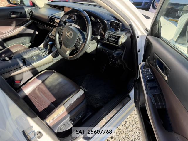 Lexus IS 2017-11 8373282-12