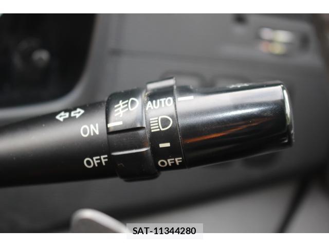 Toyota ISIS 2009-08 8373005-11
