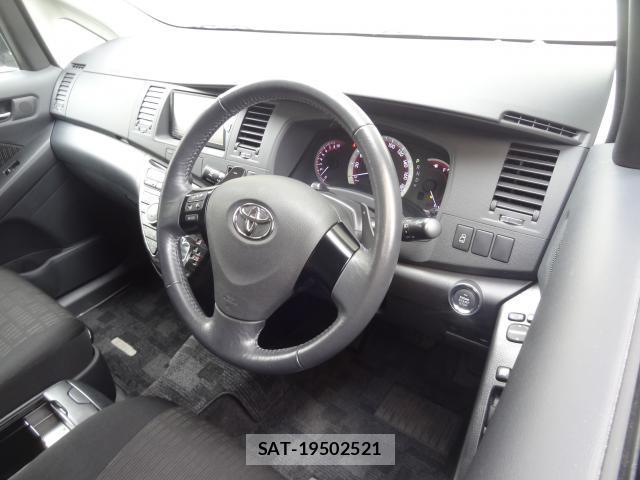 Toyota ISIS 2011-08 8373374-10
