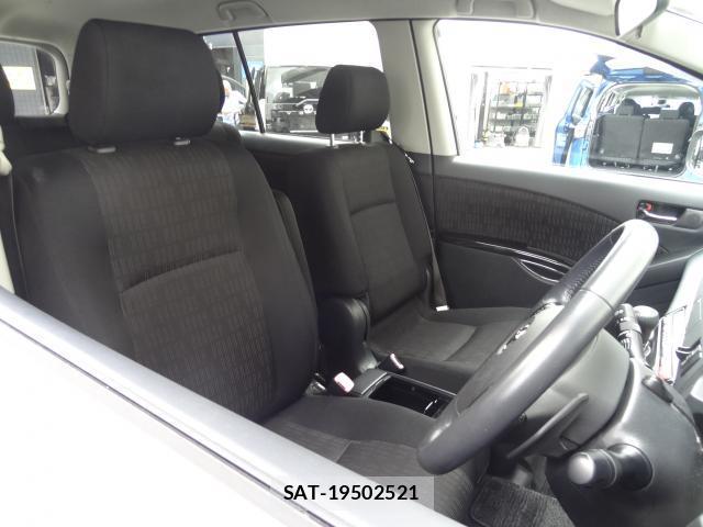Toyota ISIS 2011-08 8373374-11