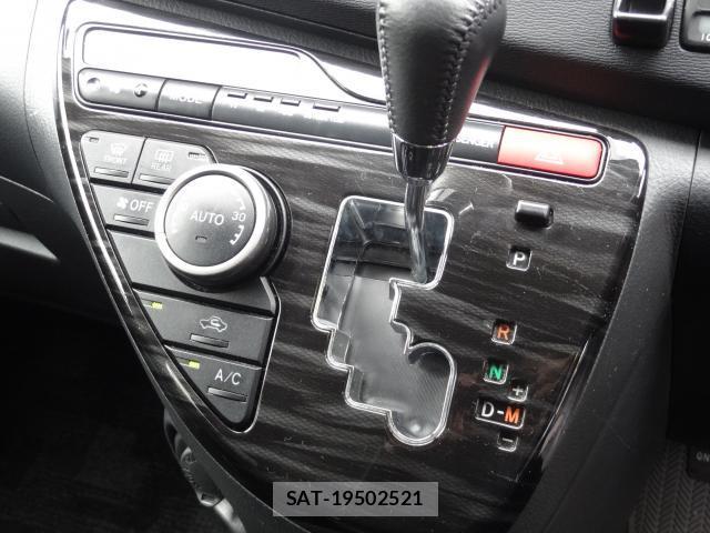 Toyota ISIS 2011-08 8373374-12