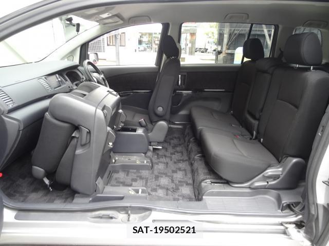 Toyota ISIS 2011-08 8373374-13