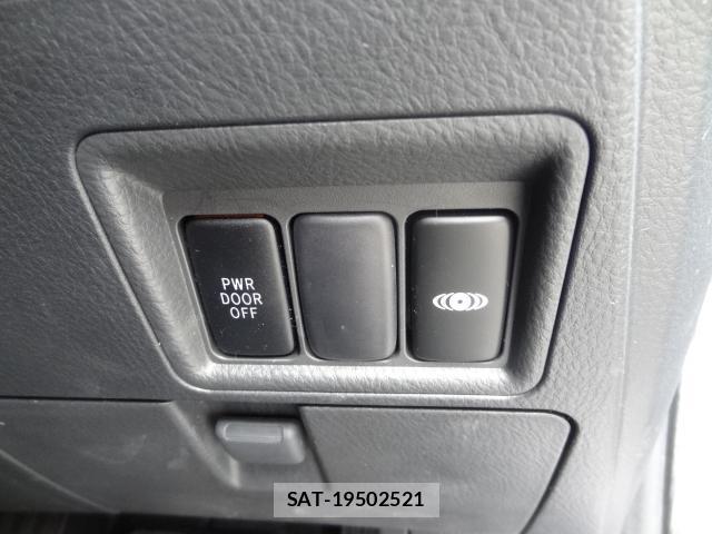 Toyota ISIS 2011-08 8373374-14