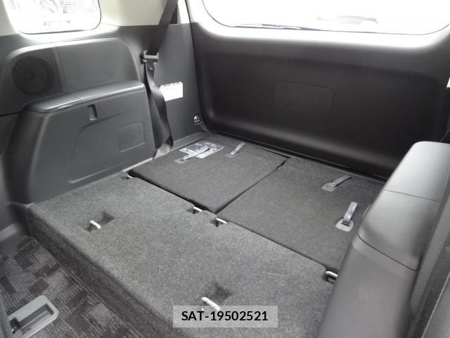 Toyota ISIS 2011-08 8373374-15