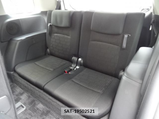 Toyota ISIS 2011-08 8373374-16