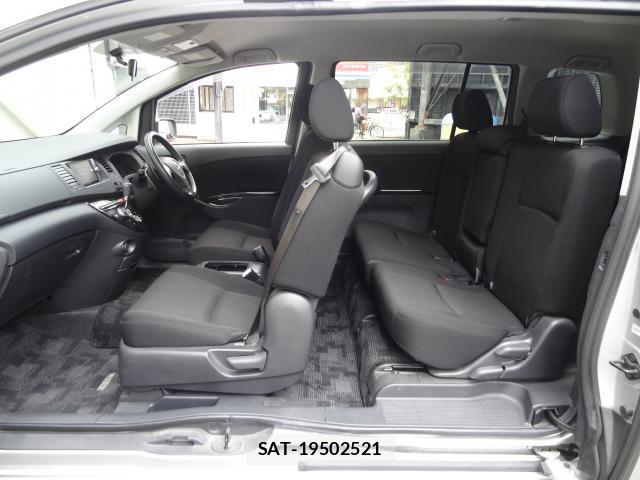 Toyota ISIS 2011-08 8373374-17