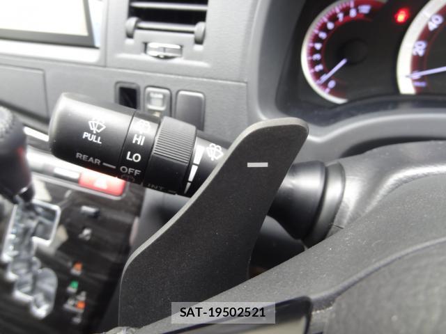 Toyota ISIS 2011-08 8373374-19