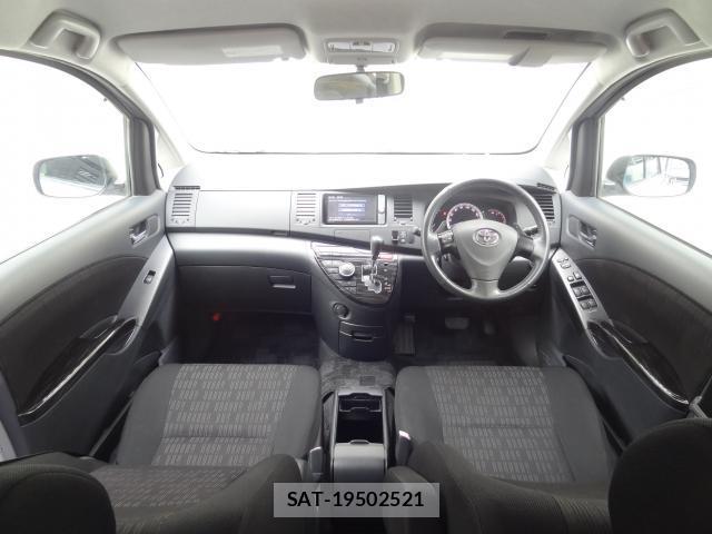Toyota ISIS 2011-08 8373374-2