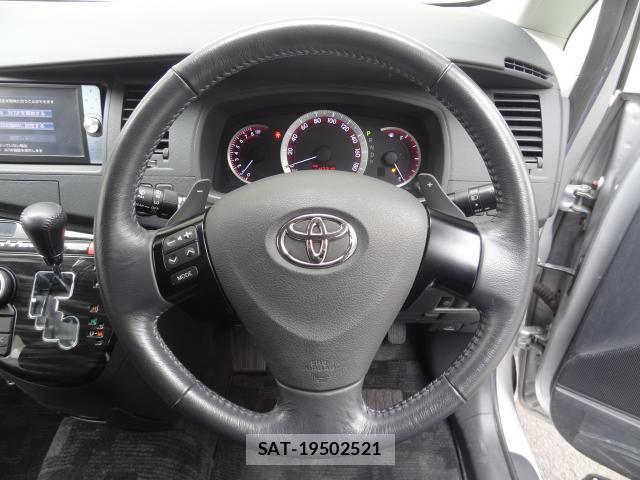 Toyota ISIS 2011-08 8373374-5