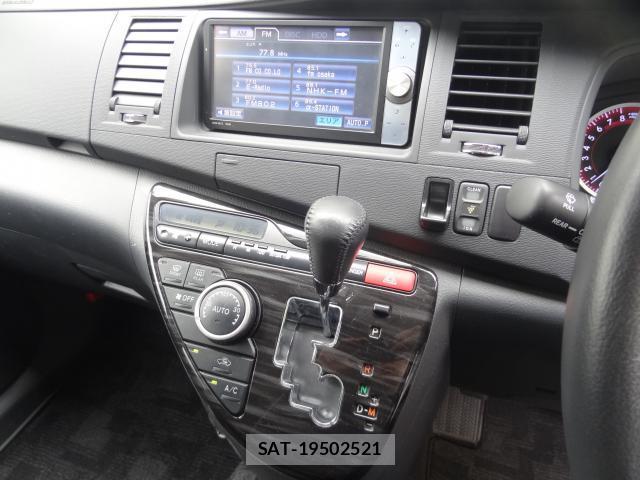 Toyota ISIS 2011-08 8373374-6