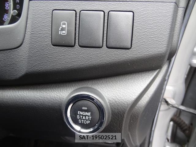 Toyota ISIS 2011-08 8373374-7