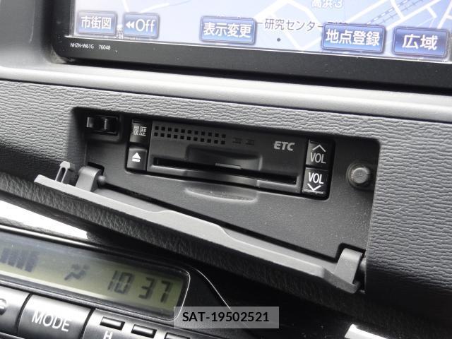 Toyota ISIS 2011-08 8373374-9