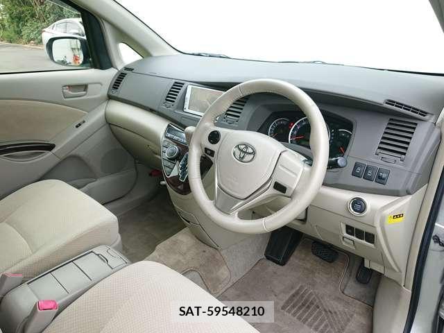 Toyota ISIS 2013-03 8374029-10