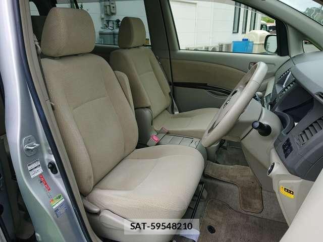 Toyota ISIS 2013-03 8374029-11