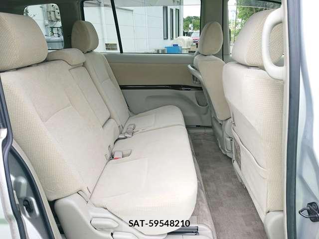 Toyota ISIS 2013-03 8374029-12