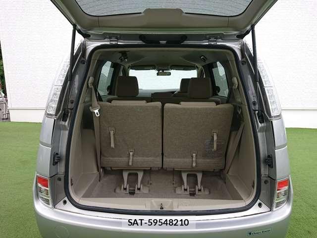 Toyota ISIS 2013-03 8374029-13