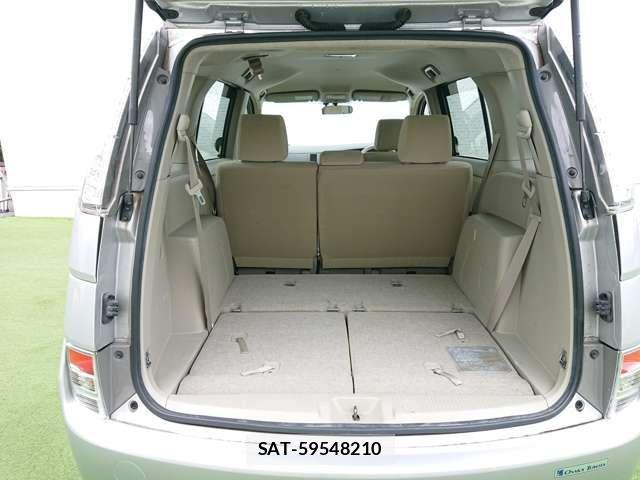 Toyota ISIS 2013-03 8374029-14