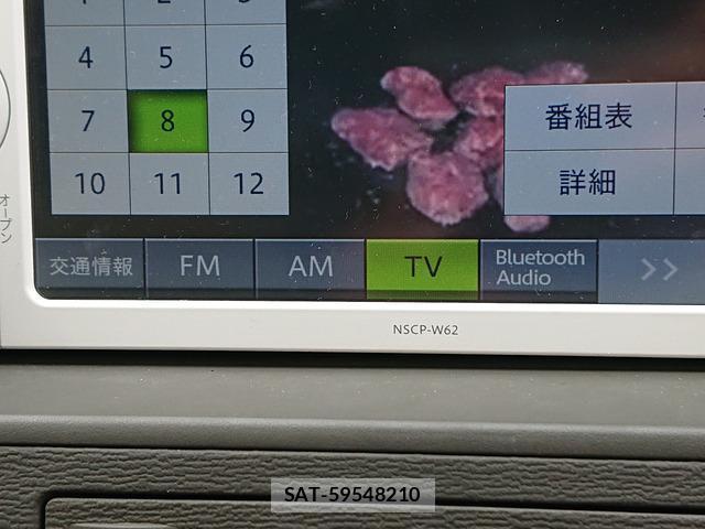 Toyota ISIS 2013-03 8374029-15