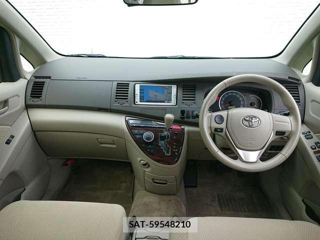 Toyota ISIS 2013-03 8374029-4