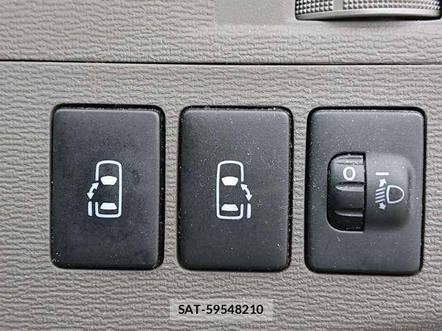 Toyota ISIS 2013-03 8374029-6