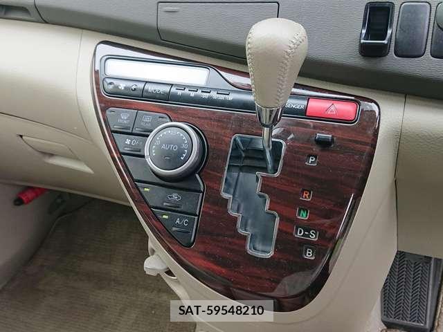 Toyota ISIS 2013-03 8374029-9