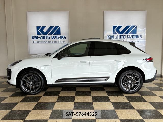 Porsche MACAN 2024-01 8372455-1