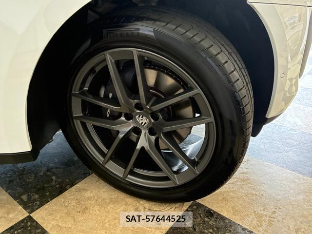 Porsche MACAN 2024-01 8372455-3