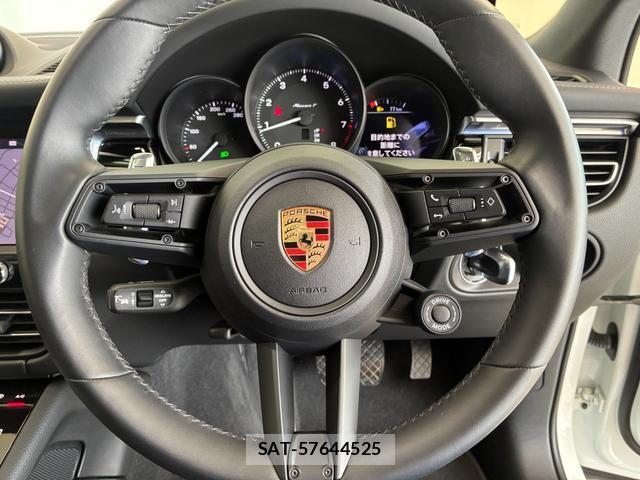 Porsche MACAN 2024-01 8372455-6
