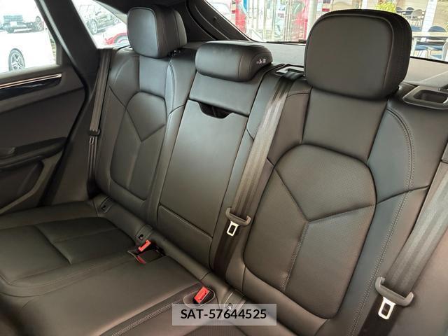 Porsche MACAN 2024-01 8372455-8