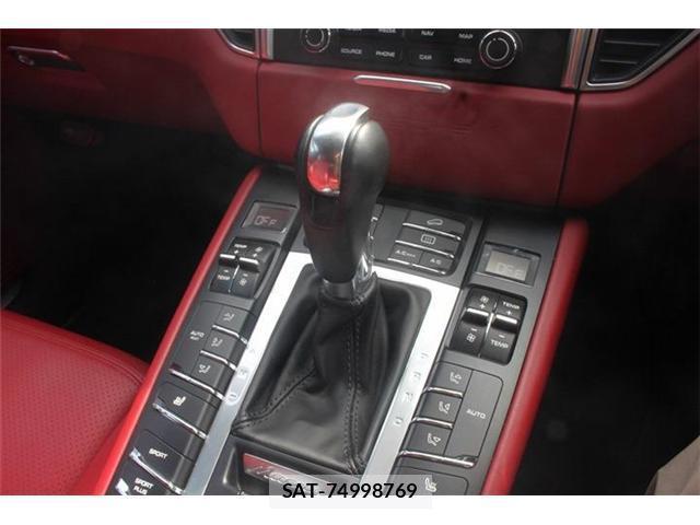 Porsche MACAN 2018-04 8373550-3