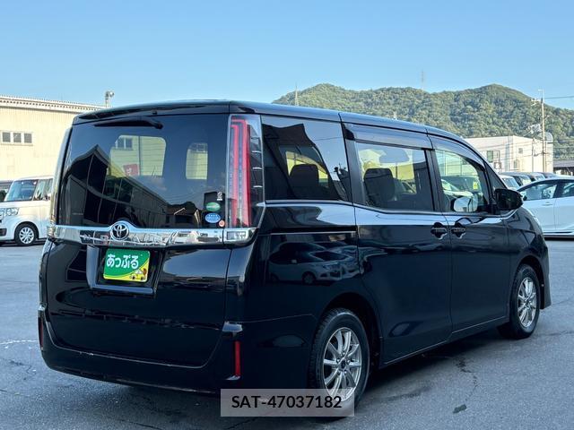 Toyota NOAH 2017-09 8372658-8