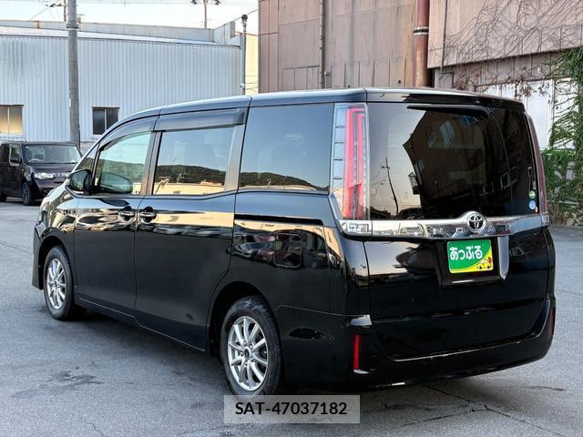 Toyota NOAH 2017-09 8372658-9