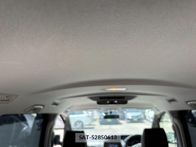 Toyota NOAH 2015-11 8372659-11