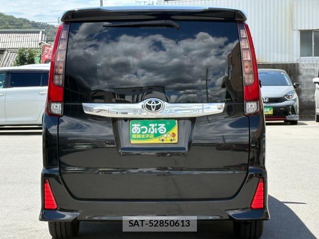 Toyota NOAH 2015-11 8372659-2