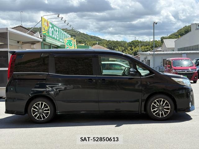 Toyota NOAH 2015-11 8372659-3