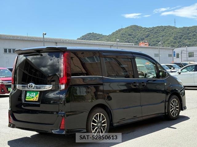 Toyota NOAH 2015-11 8372659-7