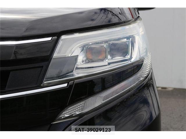 Toyota NOAH 2017-07 8372723-10