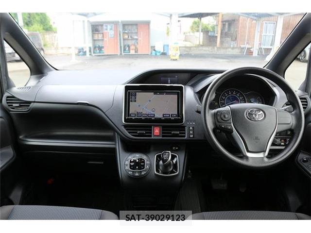 Toyota NOAH 2017-07 8372723-11