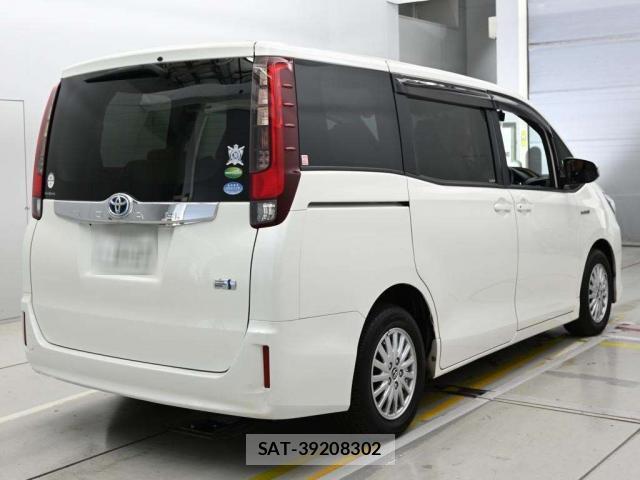 Toyota NOAH 2014-05 8373064-1