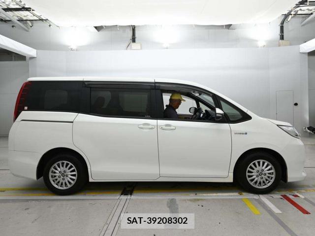 Toyota NOAH 2014-05 8373064-3