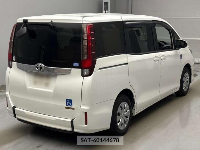 Toyota NOAH 2017-07 8373090-1