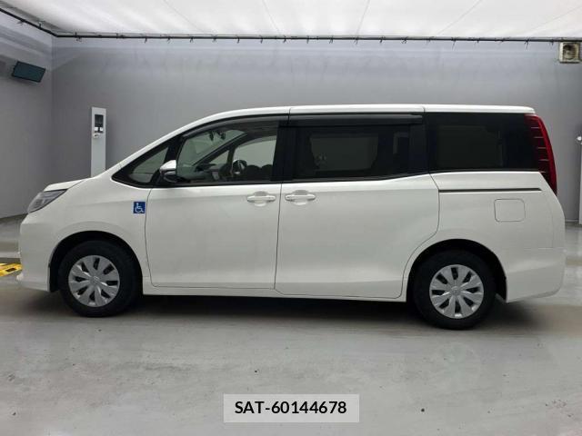 Toyota NOAH 2017-07 8373090-11