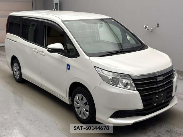 Toyota NOAH 2017-07 8373090-12