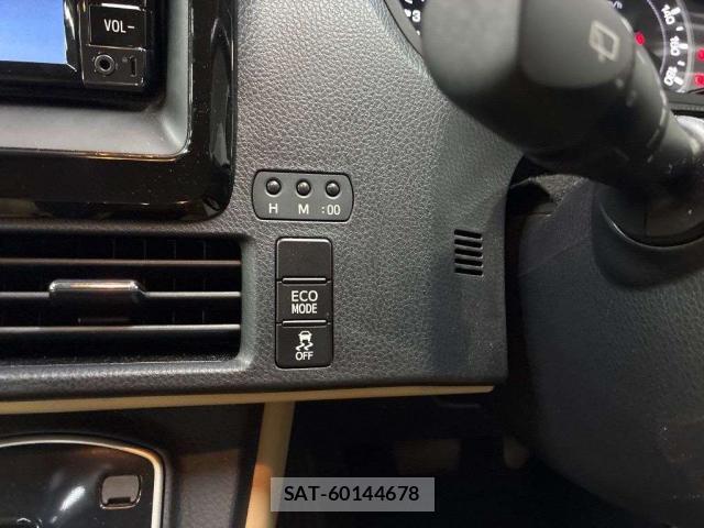 Toyota NOAH 2017-07 8373090-14
