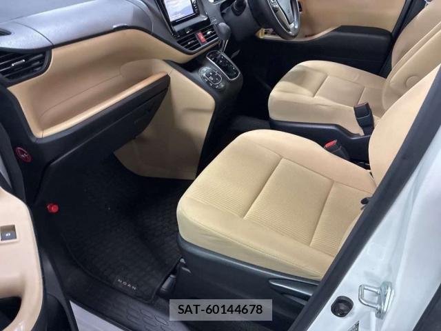 Toyota NOAH 2017-07 8373090-16