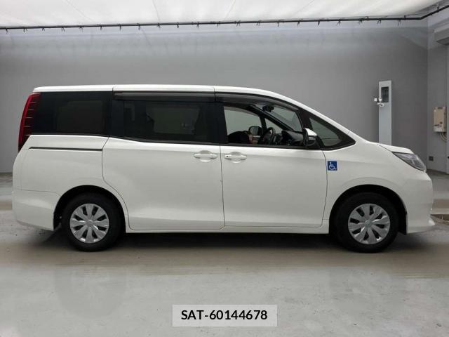 Toyota NOAH 2017-07 8373090-17