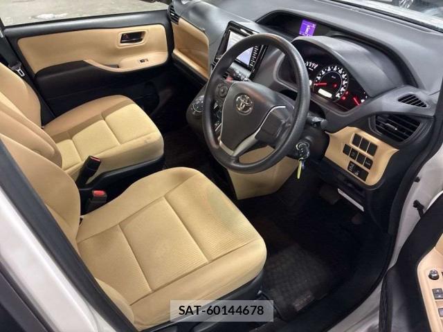 Toyota NOAH 2017-07 8373090-2