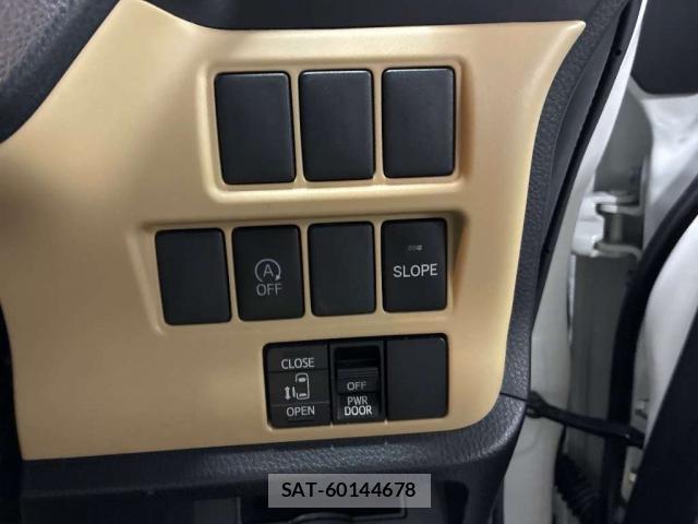 Toyota NOAH 2017-07 8373090-3