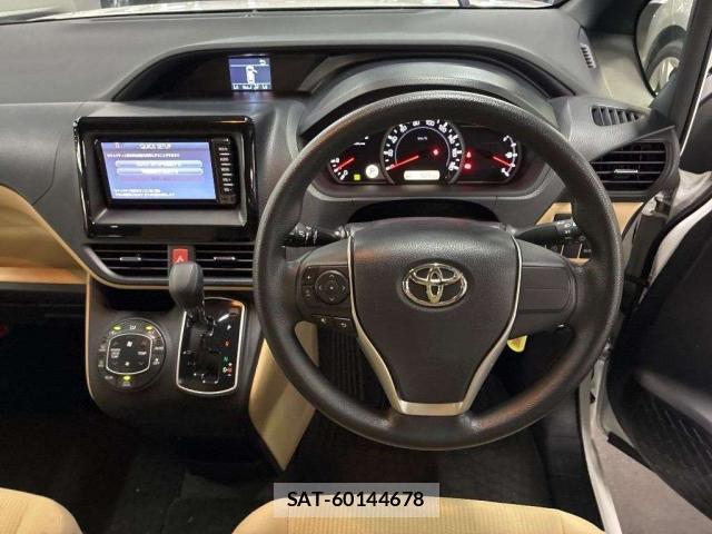 Toyota NOAH 2017-07 8373090-4