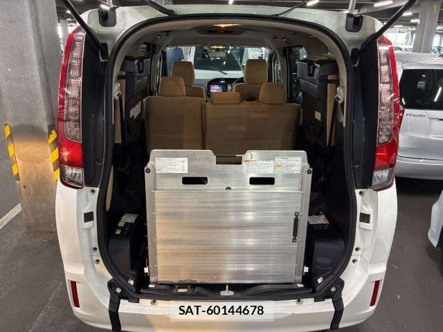 Toyota NOAH 2017-07 8373090-5